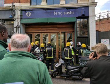 ΕΚΤΑΚΤΟ: Επίθεση σε εστιατόριο με φάκελο με «χημική ουσία» στο Λονδίνο - 3 τραυματίες (φωτό)